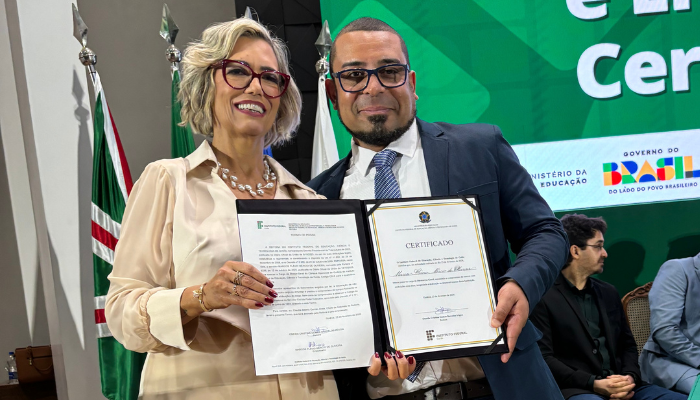 Reitora do IFG, professora Oneida Barcelos Irigon, no momento de entrega do termo de posse ao diretor-geral do Câmpus Aparecida de Goiânia, professor Marcos Flávio Mércio de Oliveira